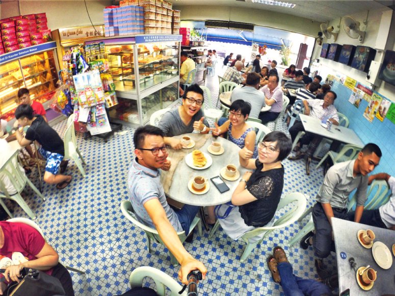 chinese-new-year-2017-friends-gathering-at-batu-pahat-han-kee-bakery-bakery-cake-house-with-raymond-ong-effye-ang-keith-kuang-hui-san-effye-media-online-advertising-batu-pahat-johor-malaysia-a05