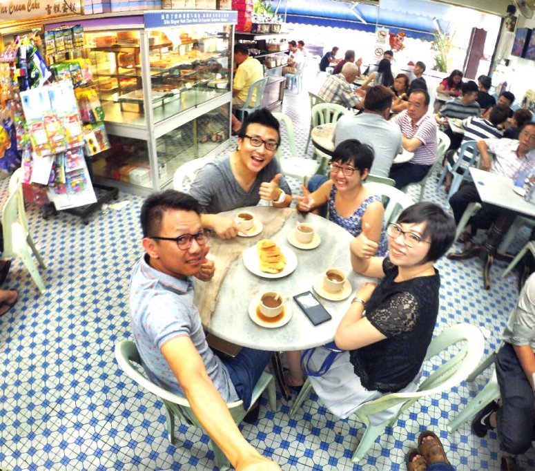 chinese-new-year-2017-friends-gathering-at-batu-pahat-han-kee-bakery-bakery-cake-house-with-raymond-ong-effye-ang-keith-kuang-hui-san-effye-media-online-advertising-batu-pahat-johor-malaysia-a06
