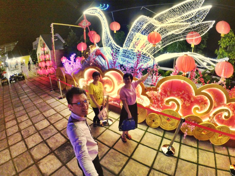 with Mum at Old Street Commercial Centre Batu Pahat Johor Malaysia Raymond Ong Effye Ang Effye Media Online Advertising Website Development A02