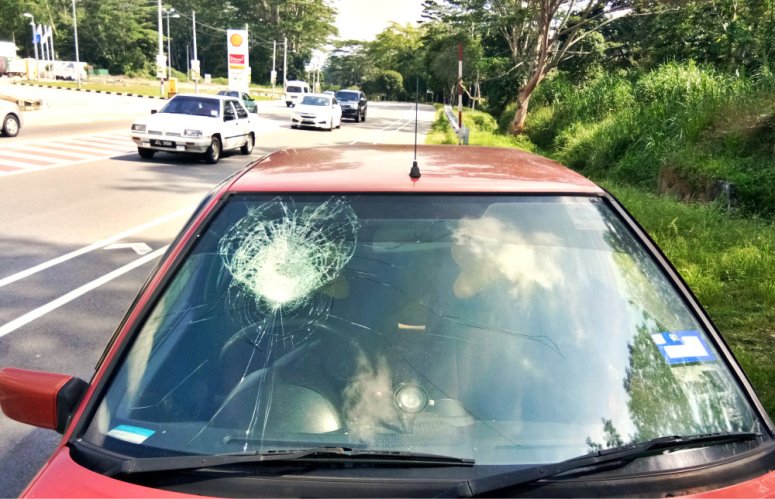 Malaysia Johor Batu Pahat Accident When A Car Meet a Rock at Tanjung Labor Batu Pahat Raymond Ong Effye Media Online Advertising Web Development A01