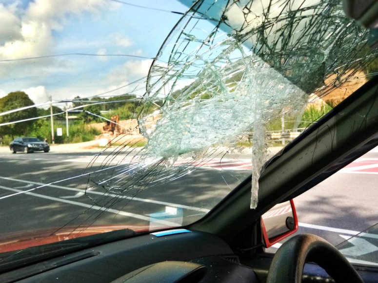 Malaysia Johor Batu Pahat Accident When A Car Meet a Rock at Tanjung Labor Batu Pahat Raymond Ong Effye Media Online Advertising Web Development A04