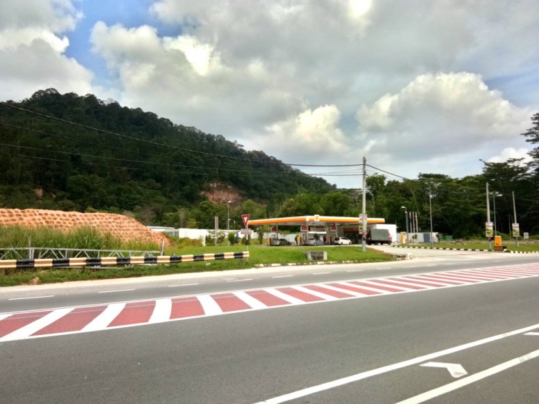 Malaysia Johor Batu Pahat Accident When A Car Meet a Rock at Tanjung Labor Batu Pahat Raymond Ong Effye Media Online Advertising Web Development A06