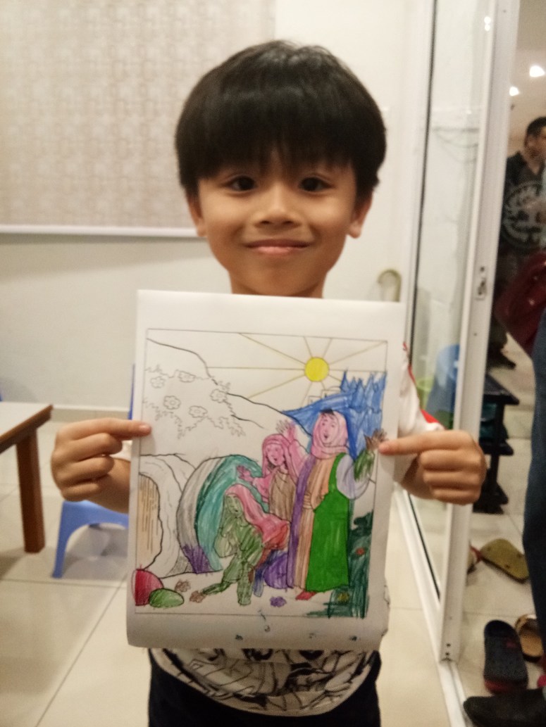 苏雅喜乐堂 里 崇拜时的儿童班 各各他 山上 的 三个十字架 耶稣与强盗 A04