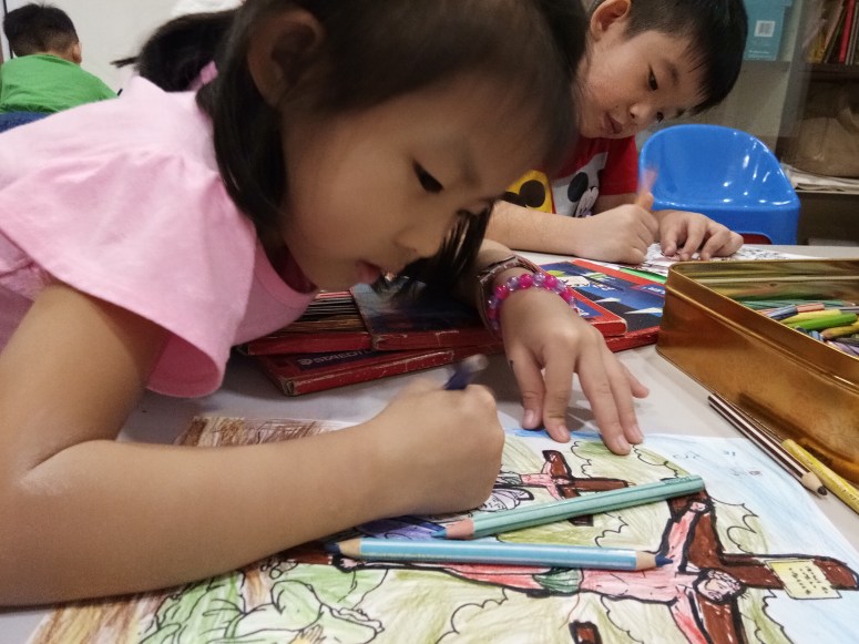 苏雅喜乐堂 里 崇拜时的儿童班 各各他 山上 的 三个十字架 耶稣与强盗 A07